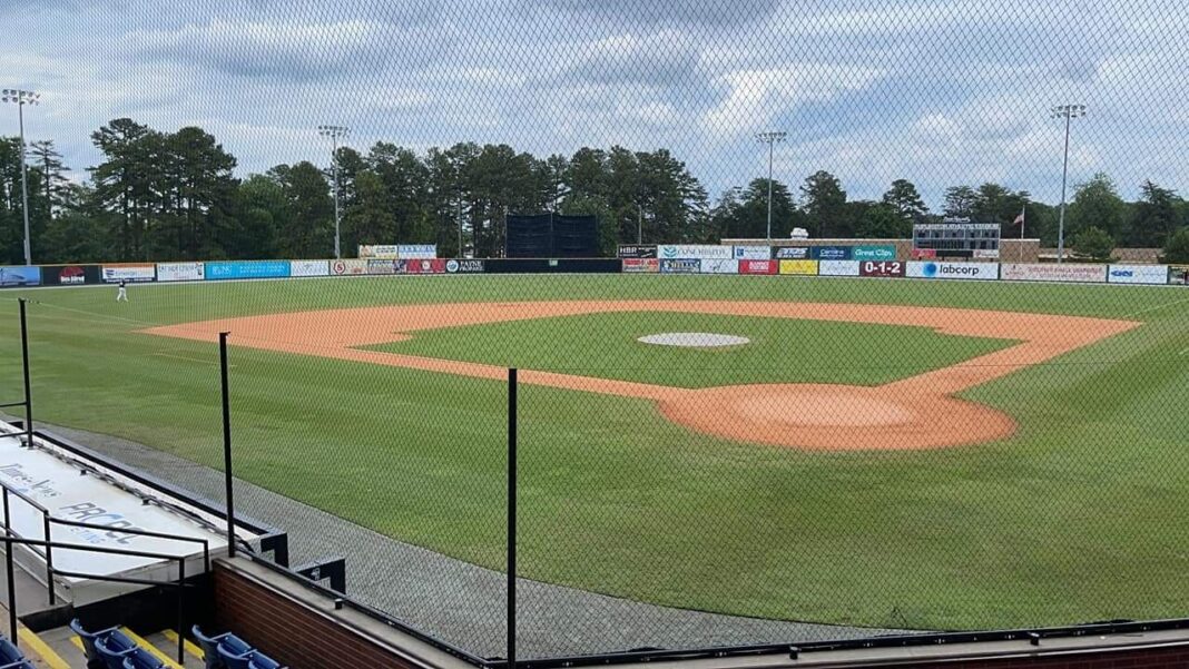Burlington Sock Puppets: Emoción garantizada en el “Halloween Dark At The Ballpark” Burlington Sock Puppets: Emoción garantizada en el “Halloween Dark At The Ballpark”