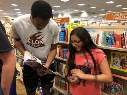 Elon University expande su programa de incentivo escolar “It Takes a Village” Elon University expande su programa de incentivo escolar “It Takes a Village”