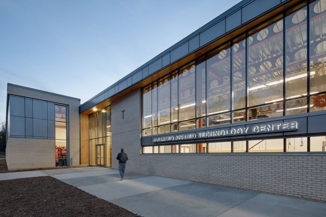 Carolina del Norte: Mayoría de graduados de Educación Media califica para una matrícula gratuita en Colegios Comunitarios Carolina del Norte: Mayoría de graduados de Educación Media califica para una matrícula gratuita en Colegios Comunitarios