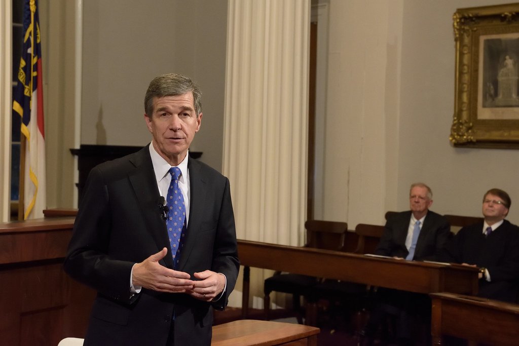 Carolina del Norte: Gobernador Cooper anuncia sanciones en respuesta al ataque de Rusia a Ucrania Carolina del Norte: Gobernador Cooper anuncia sanciones en respuesta al ataque de Rusia a Ucrania