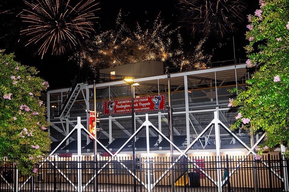 Burlington Athletic Stadium, hogar de los Sock Puppets: Un enclave emblemático para visitar dentro y fuera de temporada Burlington Athletic Stadium, hogar de los Sock Puppets: Un enclave emblemático para visitar dentro y fuera de temporada