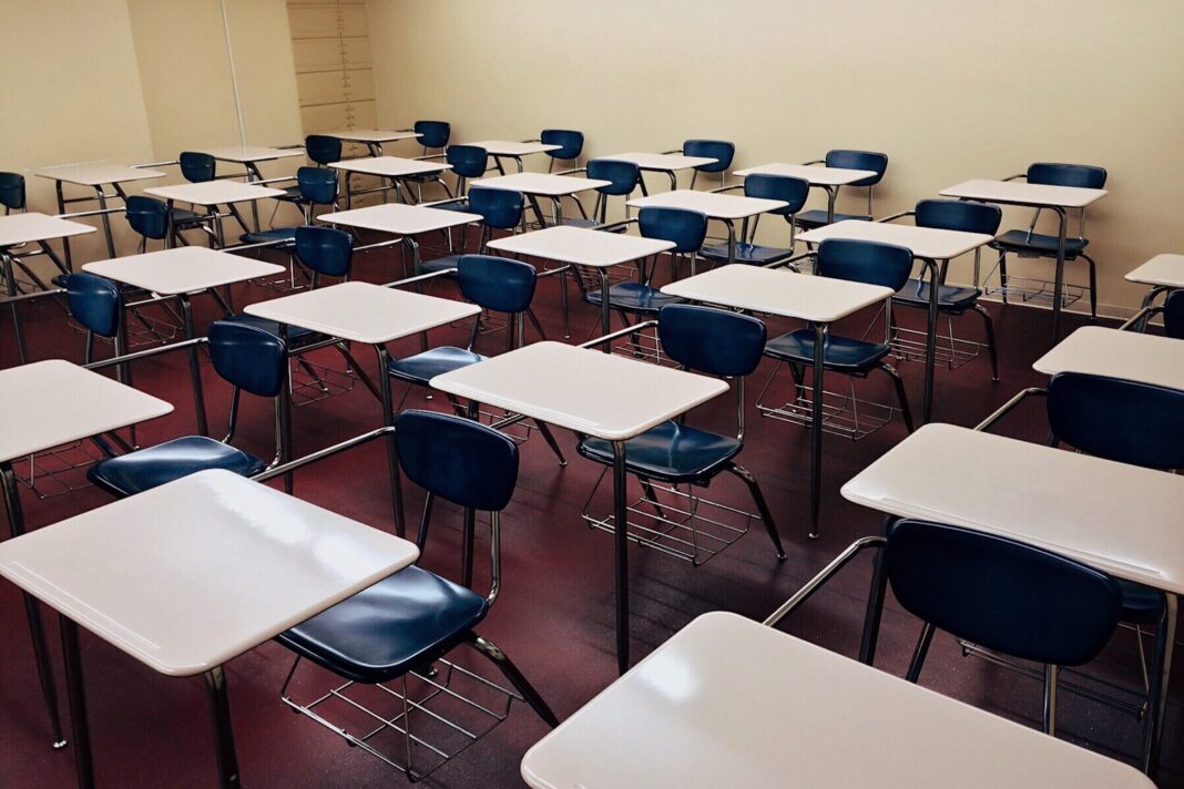 Hallazgo de moho en escuelas del ABSS obliga a retrasar el inicio de clases Hallazgo de moho en escuelas del ABSS obliga a retrasar el inicio de clases