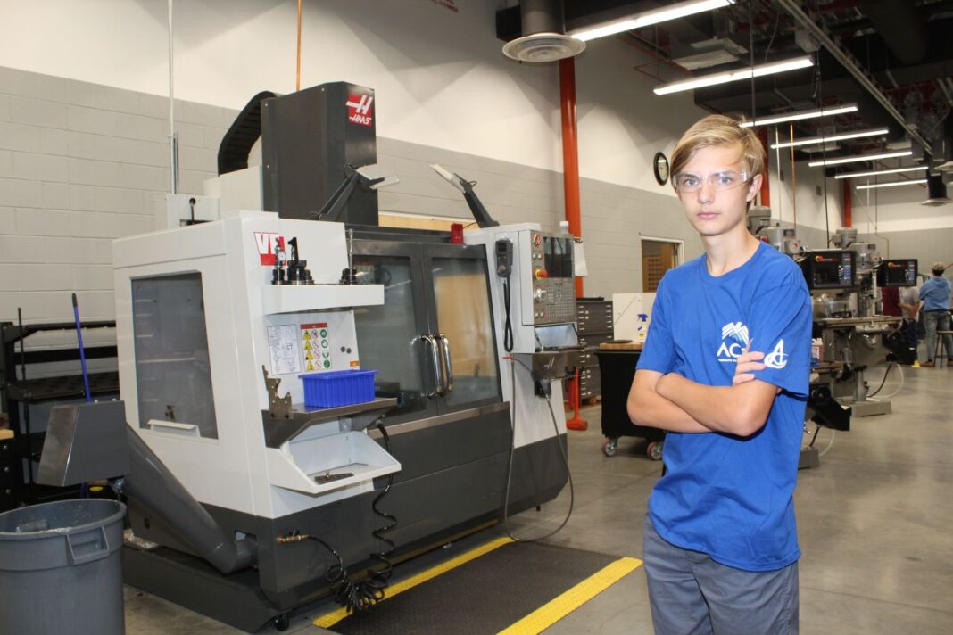 Jóven de 12 años se gradúa en el Campamento de Mecanizado ACE del Alamance Community College Jóven de 12 años se gradúa en el Campamento de Mecanizado ACE del Alamance Community College