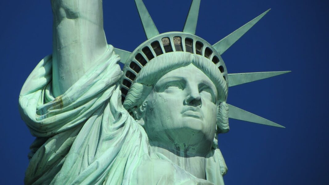 Miedo a la deportación: las víctimas de crímenes y el extenso proceso para obtener la Visa U Statue of Liberty