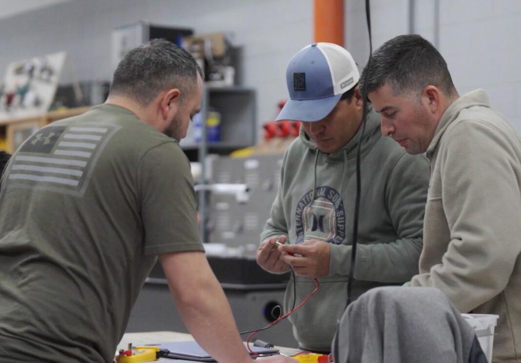 Apoyo lingüístico y formación práctica de la mano con el programa IET del Alamance Community College Alamance Community College