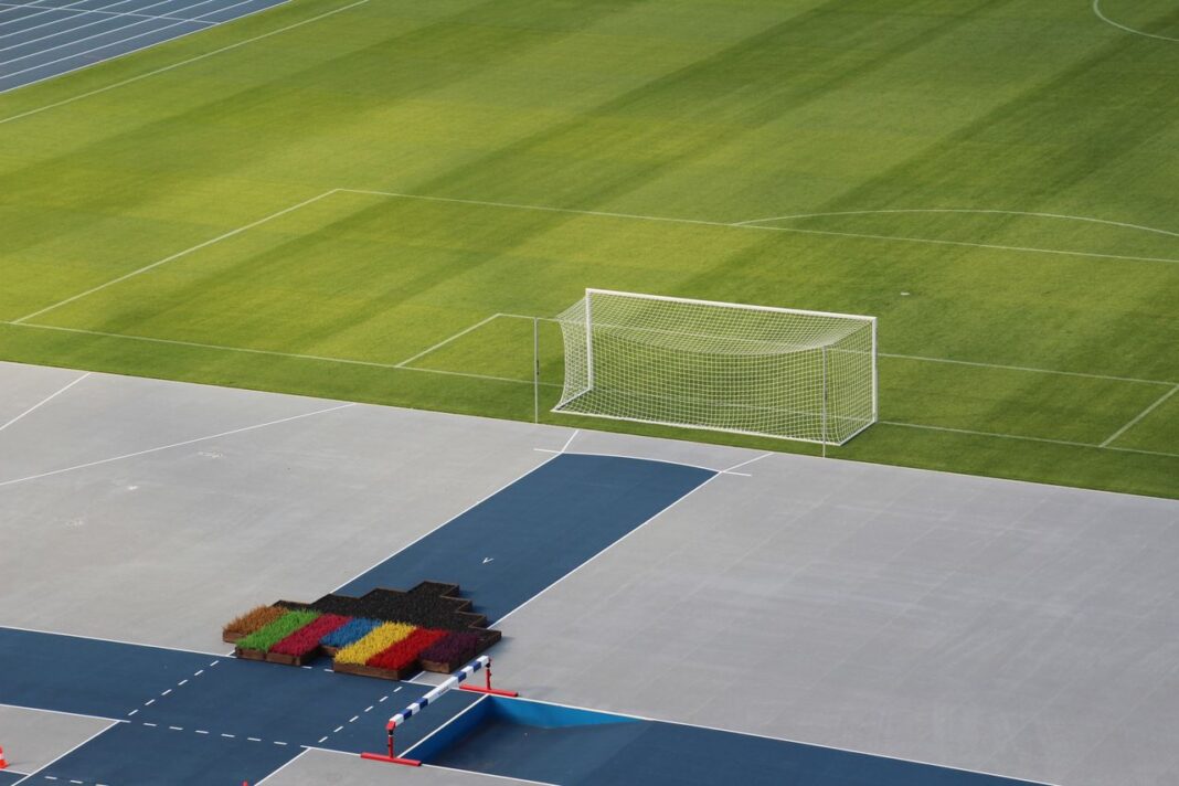 Controversias por agresiones e insultos racistas empañan el Mundial 2026 Soccer Field